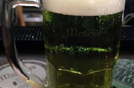 Música ao vivo, chopp verde e drink inspirado nos Leprechauns estão entre comemorações da Taverna Medieval para o St Patrick’s Day