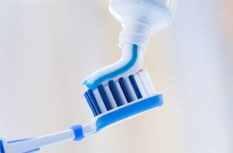 Trocar a escova de dentes após uma gripe ou resfriado é questão de saúde