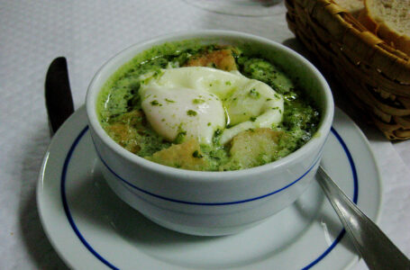 Aprenda a fazer uma açorda de poejo, coentro e bacalhau, prato típico da região portuguesa do Alentejo