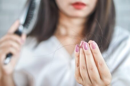 Ansiedade e estresse podem agravar quadros de caspa e queda de cabelo