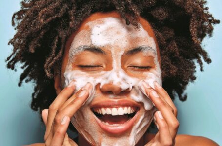 Beleza em casa: como cuidar da pele e dos cabelos no banho