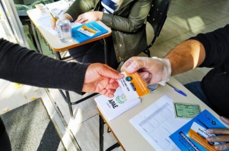 Cartão alimentação é entregue e beneficia alunos da APAE em Cabreúva