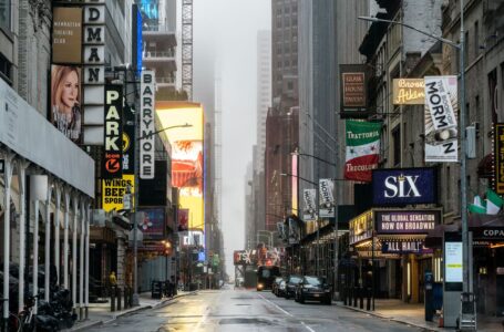 Teatros da Broadway permanecerão fechados até 6 de setembro