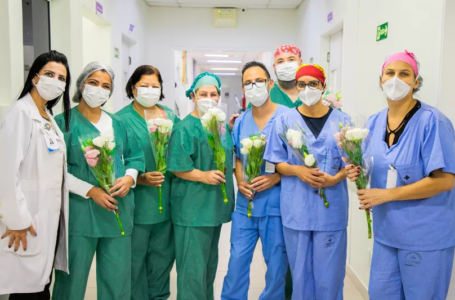 No Dia Internacional da Enfermagem, profissionais do Hospital Municipal Nossa Senhora Aparecida recebem flores em Itupeva