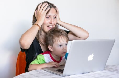Por que o home office é mais difícil para as mães?
