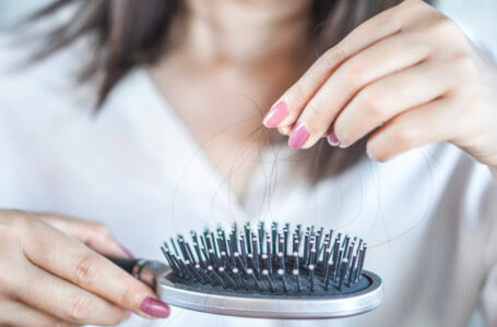 Aprenda a higienizar a escova para cabelos e descubra quando é o momento certo para substituí-la