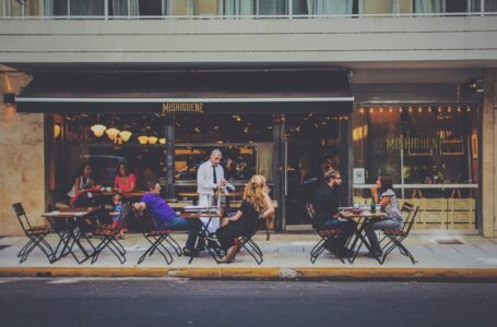 Projeto de lei quer compensar bares e restaurantes da capital paulista pelo pagamento da taxa de uso de calçadas