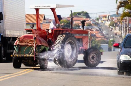 Prefeitura mantém serviço de desinfecção em Itupeva também com o uso de caminhão e trator