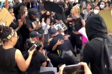 Abraços, orações, escudos no chão: policiais mostram apoio às manifestações antirracistas nos EUA