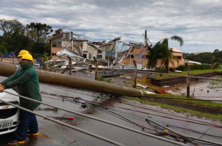 Ciclone deixa sul do Brasil e segue para oceano