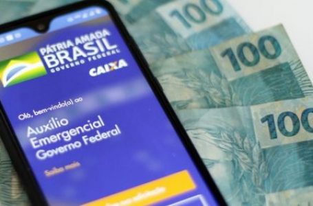 Área econômica chega a R$ 300 para auxílio emergencial pedido por Bolsonaro, e Renda Brasil fica para segundo momento