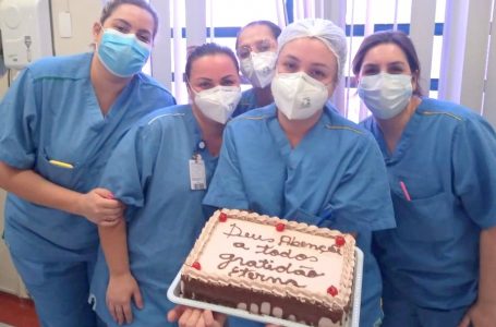 No São Vicente – Paciente curado da covid-19 homenageia equipe com bolo em Jundiaí