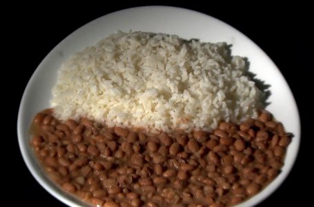 Em dez anos, brasileiro reduz consumo de arroz e feijão e aumenta o de adoçante e açaí, aponta IBGE