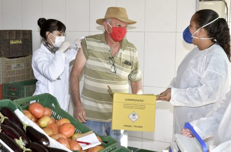 Mais de 300 produtores rurais e consumidores são vacinados contra gripe no ECAJ em Jundiaí