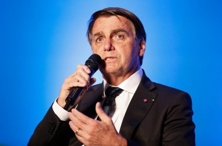 Bolsonaro encontra bancada evangélica e fala de veto parcial de perdão a igrejas