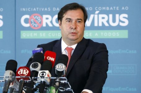 Maia negocia com líderes reforma administrativa interna da Câmara