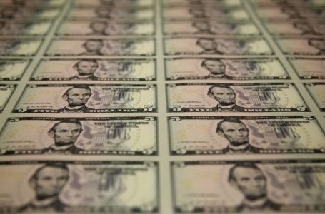 Ibovespa opera em alta e dólar cai em dia de correções