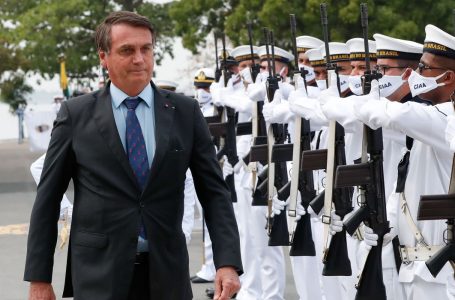 Bolsonaro participa da formatura de alunos para promoção a sargento