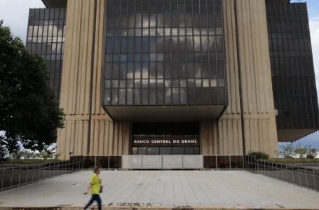 Mercado financeiro reduz projeção de queda da economia para 5,05%