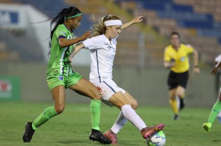 Com 100 gols, Ketlen é primeira mulher a alcançar marca no Santos