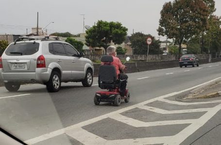 Homem dirige carrinho elétrico a 8 km/h em avenida movimentada de Jundiaí