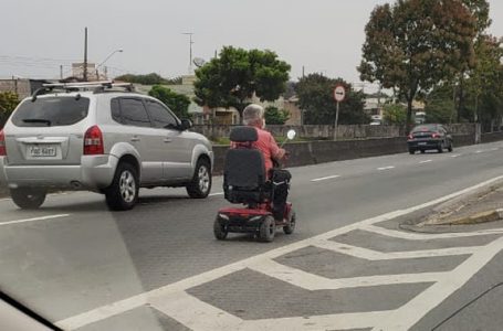 Homem dirige carrinho elétrico a 8 km/h em avenida movimentada de Jundiaí