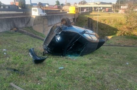 Quatro jovens ficam feridos após carro capotar em rodovia de Jundiaí