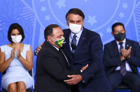 Bolsonaro deve fazer 1ª visita ao Ministério da Saúde na gestão de Pazuello