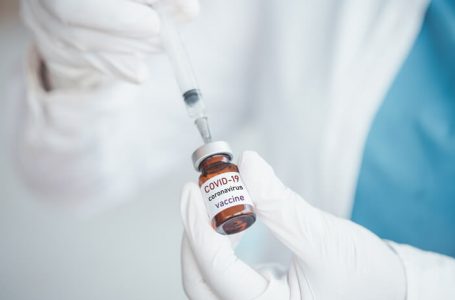 Vacina de Oxford é segura para idosos e gera resposta imune, diz estudo
