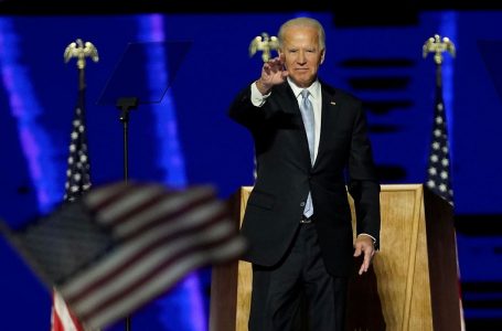 Biden lançará força-tarefa contra covid-19, e Trump planeja protestos