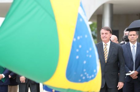 Bolsonaro participa de cerimônia do Dia da Bandeira