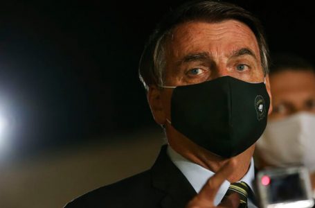 Bolsonaro ignora testes encalhados do governo e culpa Estados e municípios