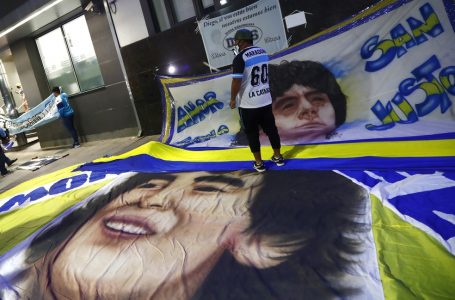 Cirurgia para drenar pequena hemorragia no cérebro de Maradona é feita com sucesso