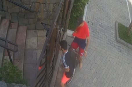 Jovem joga celular pelo portão para evitar assalto no litoral de SP; VÍDEO