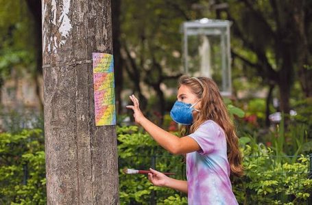 Para estimular gentileza, menina de 9 anos faz cartazes coloridos para colocar em postes