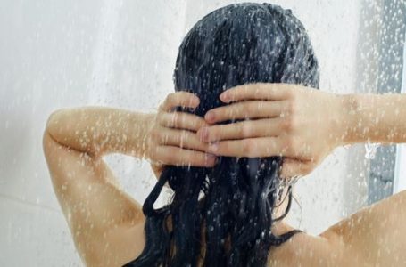 Água para o cabelo: saiba o poder das águas com gás, de coco e termal