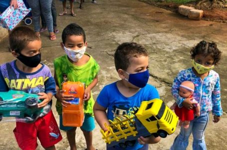 Fundo Social entrega brinquedos para crianças de Cajamar