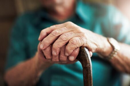 Veja cuidados essenciais com os medicamentos dos idosos