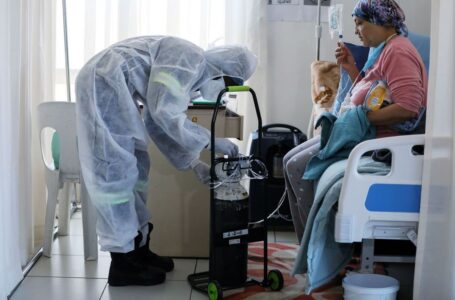 Ômicron chega a 57 países e hospitalizações devem subir