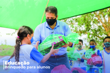Alunos da rede de ensino recebem presentes; prefeito entregou no Santa Elisa