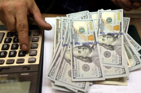 Dólar sobe a R$ 5,12 e fecha no maior valor em duas semanas